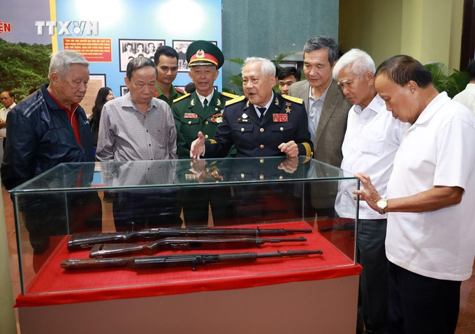Anh hùng LLVT Nhân dân Hồ Đắc Thạnh, nguyên Thuyền trưởng tàu 41, giới thiệu về các hiện vật liên quan đến Tàu Không số tại triển lãm. Ảnh: Xuân Triệu - TTXVN vna_potal_phu_yen_trung_bay_nhieu_hien_vat_quy_ve_ben_tau_khong_so_vung_ro_7718725.jpg