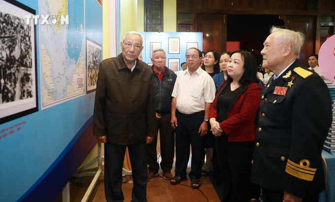 Các đại biểu tham quan triển lãm. Ảnh: Xuân Triệu - TTXVN vna_potal_phu_yen_trung_bay_nhieu_hien_vat_quy_ve_ben_tau_khong_so_vung_ro_7718726.jpg