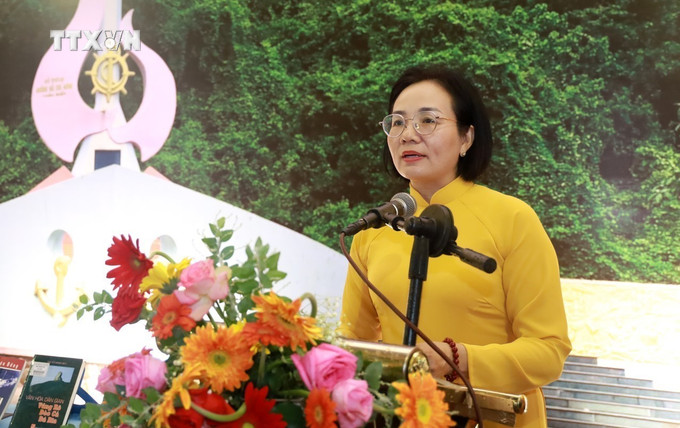 Bà Nguyễn Thị Hồng Thái, Giám đốc Sở Văn hóa, Thể thao và Du lịch tỉnh Phú Yên phát biểu. Ảnh: Xuân Triệu - TTXVN vna_potal_phu_yen_trung_bay_nhieu_hien_vat_quy_ve_ben_tau_khong_so_vung_ro_7718733.jpg