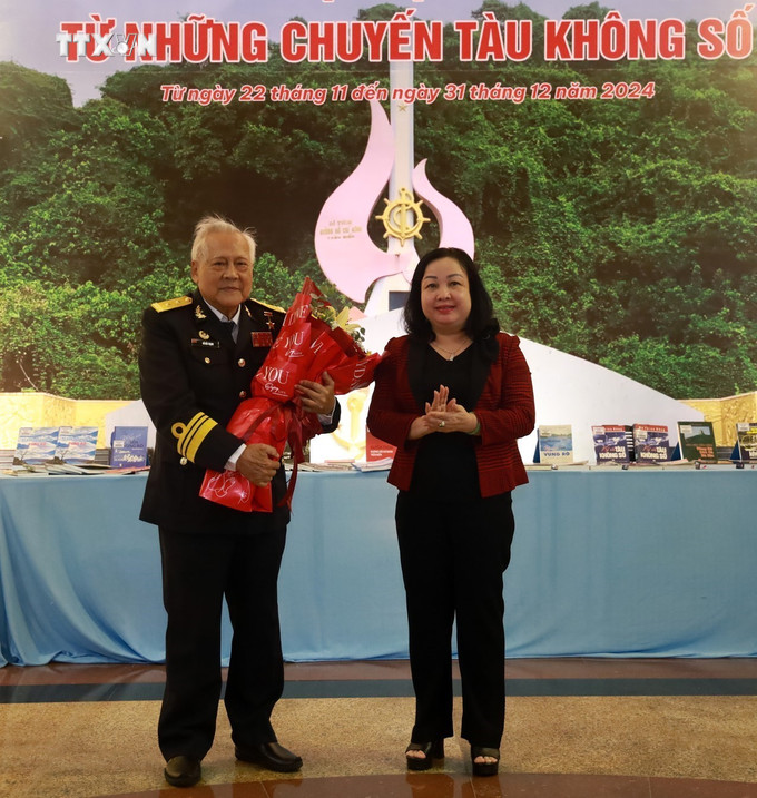 Bà Cao Thị Hòa An, Phó Bí thư Thường trực Tỉnh ủy, Chủ tịch HĐND tỉnh Phú Yên tặng hoa tri ân cho Anh hùng LLVT Nhân dân Hồ Đắc Thạnh. Ảnh: Xuân Triệu - TTXVN vna_potal_phu_yen_trung_bay_nhieu_hien_vat_quy_ve_ben_tau_khong_so_vung_ro_7718737.jpg