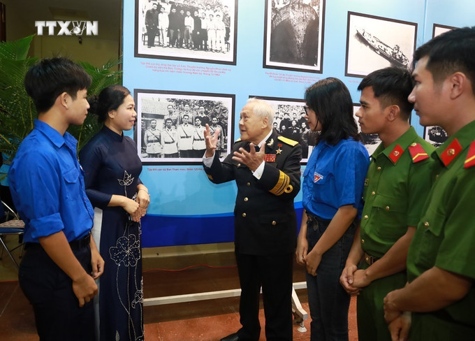 Anh hùng LLVT Nhân dân Hồ Đắc Thạnh, nguyên Thuyền trưởng tàu 41, giới thiệu về chiến công Tàu Không số cho thế hệ trẻ. Ảnh: Xuân Triệu - TTXVN vna_potal_phu_yen_trung_bay_nhieu_hien_vat_quy_ve_ben_tau_khong_so_vung_ro_7718731.jpg
