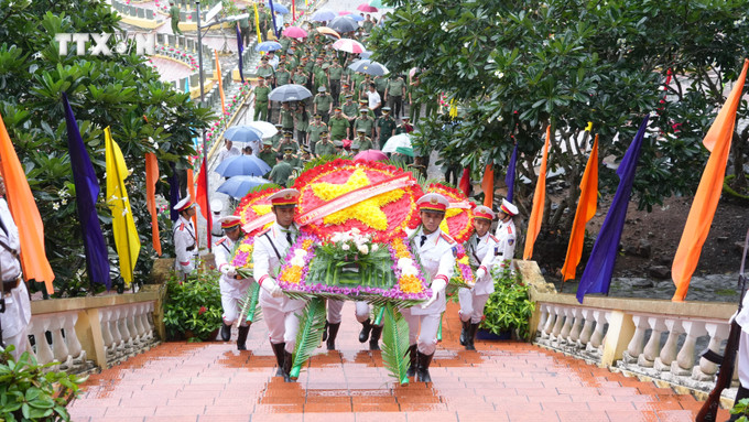 Dâng hoa tại nghĩa trang Ban An ninh Trung ương Cục miền Nam. Ảnh: Minh Phú - TTXVN vna_potal_nhieu_hoat_dong_cua_lanh_dao_trung_uong_tai_tay_ninh_7507313.jpg