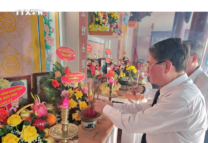 Phó Chủ tịch Quốc hội Nguyễn Đức Hải thắp hương tại Nhà tưởng niệm Mẹ Việt Nam Anh hùng Nguyễn Thị Thứ. Ảnh: Trần Tĩnh - TTXVN vna_potal_pho_chu_tich_quoc_hoi_nguyen_duc_hai_tri_an_cac_anh_hung_liet_sy_tai_quang_nam_7507287.jpg