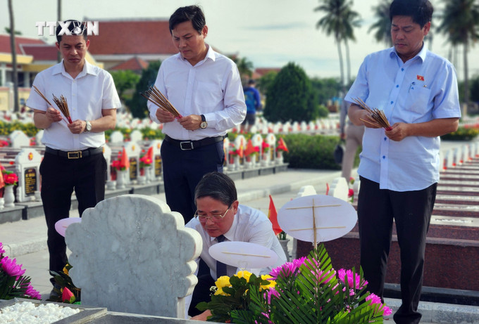 Phó Chủ tịch Quốc hội Nguyễn Đức Hải thắp hương lên các phần mộ tại nghĩa trang Liệt sĩ thị xã Điện Bàn. Ảnh: Trần Tĩnh - TTXVN vna_potal_pho_chu_tich_quoc_hoi_nguyen_duc_hai_tri_an_cac_anh_hung_liet_sy_tai_quang_nam_7507291.jpg