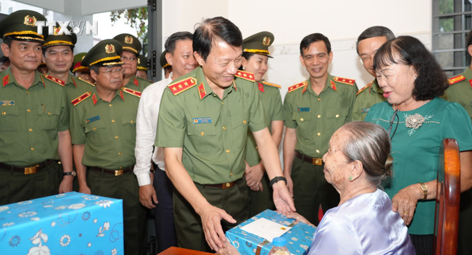 Thượng tướng Lương Tam Quang, Ủy viên Trung ương Đảng, Bộ trưởng Bộ Công an thăm, tặng quà cho Mẹ Việt Nam Anh hùng Lê Thị Hai tại phường 4, thành phố Tây Ninh. Ảnh: Minh Phú - TTXVN vna_potal_chuong_trinh_nghe_thuat_dac_biet_“giu_tron_loi_the_-_noi_nhung_dong_song”_7507307.jpg