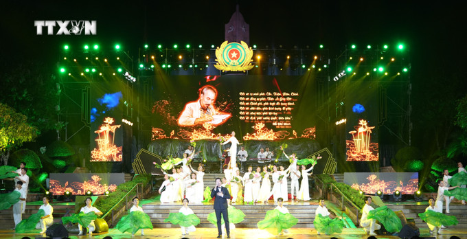 Chương trình giao lưu nghệ thuật, "giữ trọn lời thề, kết nối những dòng sông" với nhiều ca khúc mang ý nghĩa lớn trong ngày 27/7. Ảnh: Minh Phú - TTXVN vna_potal_chuong_trinh_nghe_thuat_dac_biet_“giu_tron_loi_the_-_noi_nhung_dong_song”_7507316.jpg
