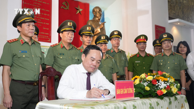 Phó Thủ tướng Chính Phủ Trần Lưu Quang ghi sổ cảm tưởng tại Bảo tàng Công an nhân dân thuộc Khu di tích lịch sử Ban An ninh Trung ương cục miền Nam, huyện Tân Biên. Ảnh: Minh Phú - TTXVN vna_potal_chuong_trinh_nghe_thuat_dac_biet_“giu_tron_loi_the_-_noi_nhung_dong_song”_7507315 (1).jpg