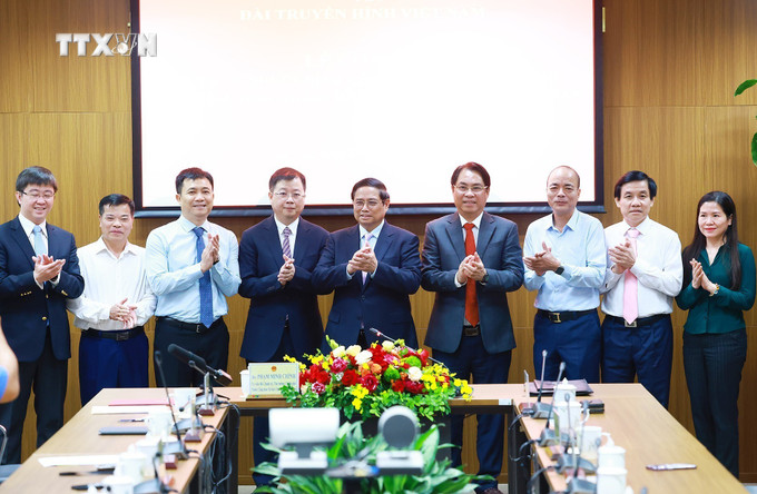 Thủ tướng Phạm Minh Chính chúc mừng đồng chí Nguyễn Thanh Lâm được bổ nhiệm làm Tổng Giám đốc Đài Truyền hình Việt Nam. Ảnh: Dương Giang - TTXVN vna_potal_thu_tuong_trao_quyet_dinh_bo_nhiem_tong_giam_doc_dai_truyen_hinh_viet_nam_7684225.jpg