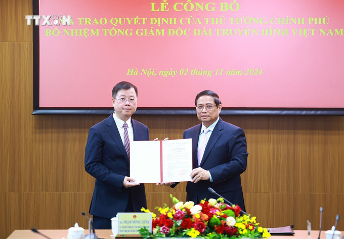 Thủ tướng Phạm Minh Chính trao Quyết định bổ nhiệm Tổng Giám đốc Đài Truyền hình Việt Nam đối với ông Nguyễn Thanh Lâm. Ảnh: Dương Giang - TTXVN vna_potal_thu_tuong_trao_quyet_dinh_bo_nhiem_tong_giam_doc_dai_truyen_hinh_viet_nam_7684150.jpg