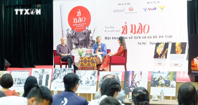 Tác giả - Nhà nghiên cứu âm nhạc Bùi Trọng Hiền chia sẻ về cuốn sách. Ảnh: Phương Lan - TTXVN vna_potal_toa_dam_va_ra_mat_sach_“a_dao_–_mot_khao_cuu_ve_lich_su_va_he_am_luat”_7310217.jpg