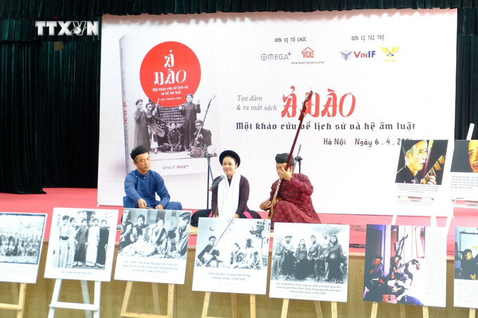 Biểu diễn ca trù tại sự kiện. Ảnh: Phương Lan - TTXVN vna_potal_toa_dam_va_ra_mat_sach_“a_dao_–_mot_khao_cuu_ve_lich_su_va_he_am_luat”_7310215.jpg