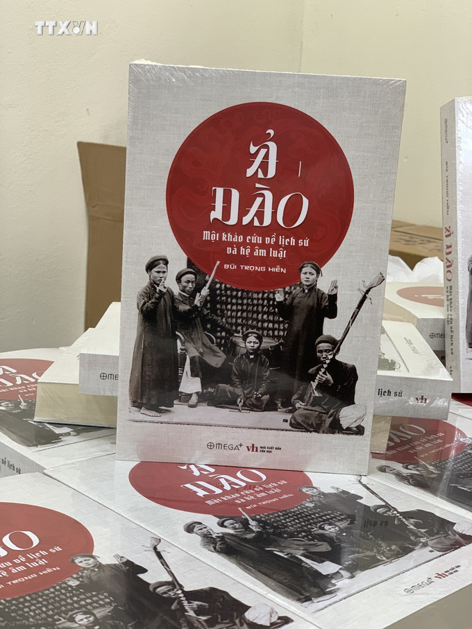 Cuốn sách “Ả đào – Một khảo cứu về lịch sử và hệ âm luật” của tác giả - nhà nghiên cứu âm nhạc Bùi Trọng Hiền. Ảnh: Phương Lan - TTXVN vna_potal_toa_dam_va_ra_mat_sach_“a_dao_–_mot_khao_cuu_ve_lich_su_va_he_am_luat”_7310216.jpg