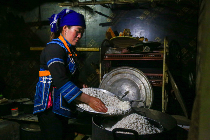 Để làm được bia ngon, phải chọn loại nguyên liệu ngon từ gạo nếp hoặc nếp cẩm. Ảnh: Hải Ly IMG_5807.jpg