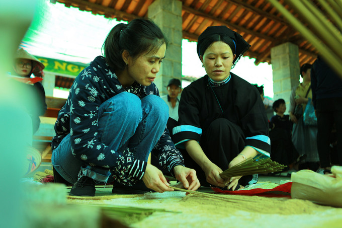 Du khách trải nghiệm nghề làm hương Phia Thắp. Ảnh: Lệ Giang IMGL4069.jpeg