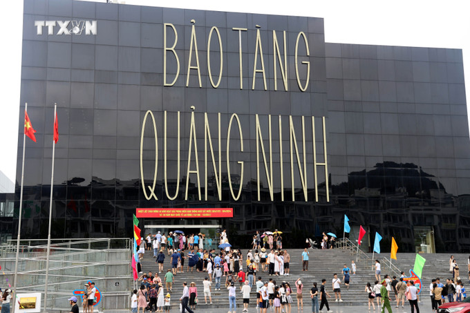 Bảo tàng Quảng Ninh thu hút đông du khách tới tham quan. Ảnh: Đức Hiếu - TTXVN vna_potal_thoi_tiet_nang_nong_anh_huong_den_nguoi_dan_va_du_khach_khi_den_quang_ninh__7351497.jpg