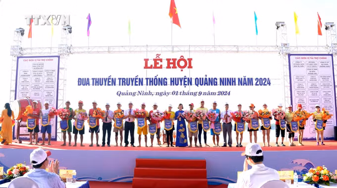 vna_potal_quang_binh_soi_noi_le_hoi_dua_thuyen_truyen_thong_tren_song_nhat_le_7568328.jpg