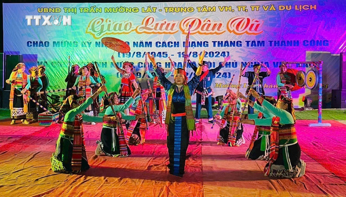 Đêm giao lưu dân vũ với sự tham gia của gần 100 diễn viên quần chúng đến từ các khu phố của thị trấn Mường Lát. Ảnh: TTXVN phát vna_potal_soi_noi_cac_hoat_dong_vui_tet_doc_lap_cua_dong_bao_mong_o_muong_lat_7568281.jpg