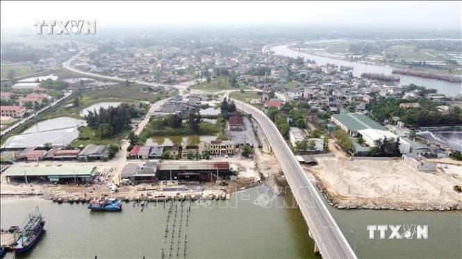 Tuyến đường ven biển chạy qua huyện Triệu Phong (Quảng Trị) được nâng cấp, mở rộng tạo thuận lợi cho giao thương. Ảnh: Nguyên Lý - TTXVN vna_potal_50_nam_giai_phong_tinh_quang_tri_quang_tri_khai_thac_hieu_qua_tiem_nang_kinh_te_bien_stand.jpg