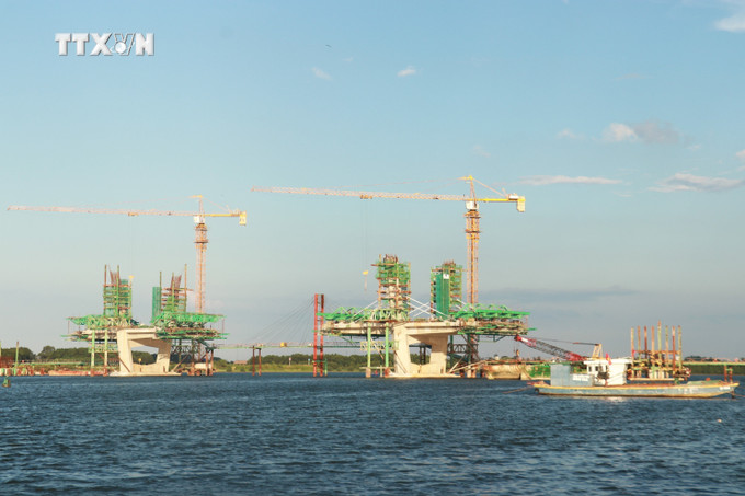 Các đơn vị thi công cầu Thạch Hãn 1 bắc qua sông Thạch Hãn kết nối thành phố Đông Hà và huyện Triệu Phong, tỉnh Quảng Trị. Ảnh: Nguyên Lý-TTXVN vna_potal_quang_tri_day_nhanh_tien_do_xay_dung_cau_thach_han_1_7529104.jpg