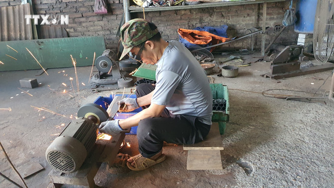 Người dân làng nghề rèn Bàn Mạch, xã Lý Nhân (Vĩnh Tường) gia công các sản phẩm nông cụ và đồ dùng gia đình. Ảnh: Nguyễn Trọng Lịch - TTXVN vna_potal_lang_ren_truyen_thong_ban_mach_vinh_phuc_7680566.jpg