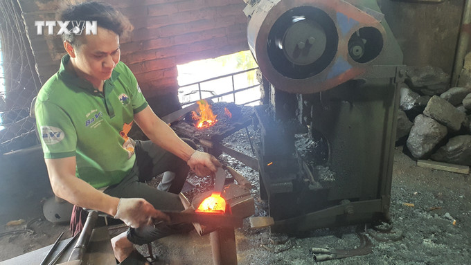 Người dân làng nghề rèn Bàn Mạch, xã Lý Nhân (Vĩnh Tường) gia công các sản phẩm nông cụ và đồ dùng gia đình. Ảnh: Nguyễn Trọng Lịch - TTXVN vna_potal_lang_ren_truyen_thong_ban_mach_vinh_phuc_7680564.jpg
