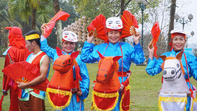 Người biểu diễn trò Xuân Phả luôn có trang phục sặc sỡ và các đạo cụ độc đáo. Ảnh: Hương Hiền z5191536893844_ea2bd187696899ba618e1131486716f1.jpg