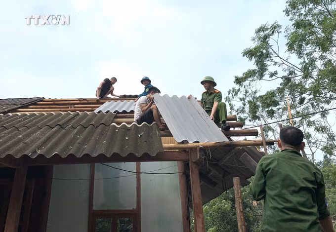 vna_potal_yen_bai_150_ngoi_nha_bi_thiet_hai_va_2_nguoi_bi_thuong_do_dong_loc_7332633.jpg