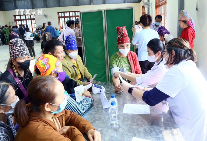 Khám bệnh miễn phí cho các hộ dân có hoàn cảnh khó khăn tại chương trình. Ảnh: Quang Quy ết - TTXVN vna_potal_“hanh_trinh_nhan_dao_-_trao_nhan_yeu_thuong”_tai_son_la_7332834.jpg