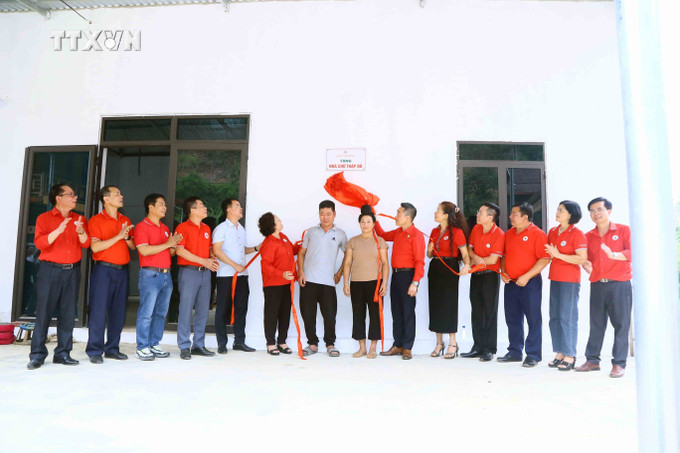 Khánh thành và bàn giao Nhà Nhân đạo cho gia đình anh Lường Văn Trường, xã Phổng Lái, huyện Thuận Châu. Ảnh: Quang Quyết - TTXVN vna_potal_“hanh_trinh_nhan_dao_-_trao_nhan_yeu_thuong”_tai_son_la_7332831.jpg