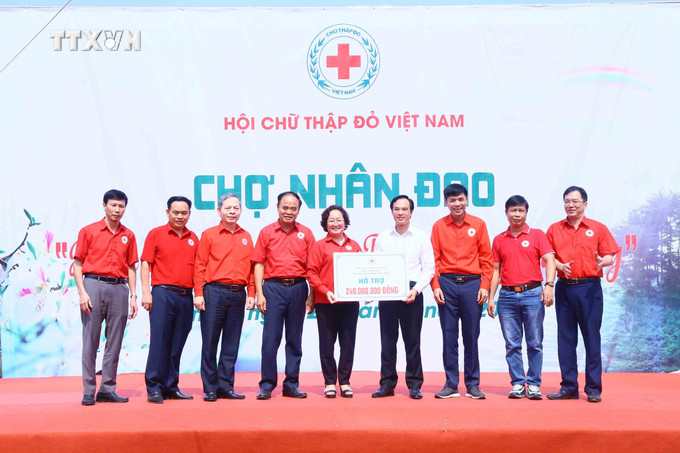 Các đơn vị tài trợ trao các phần quà cho Hội Chữ Thập đỏ tỉnh Sơn La. Ảnh: Quang Quyết - TTXVN vna_potal_“hanh_trinh_nhan_dao_-_trao_nhan_yeu_thuong”_tai_son_la_7332837.jpg
