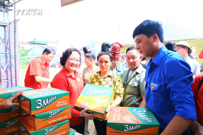 Trao quà cho các hộ có hoàn cảnh khó khăn tại chương trình. Ảnh: Quang Quyết - TTXVN vna_potal_“hanh_trinh_nhan_dao_-_trao_nhan_yeu_thuong”_tai_son_la_7332838.jpg