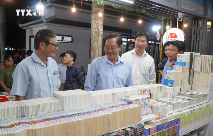 Đại biểu tham quan không gian trưng bày triển lãm sách. Ảnh: Nhựt An - TTXVN vna_potal_khai_mac_ngay_sach_va_van_hoa_doc_lan_thu_iii_tai_dong_thap_7332772.jpg