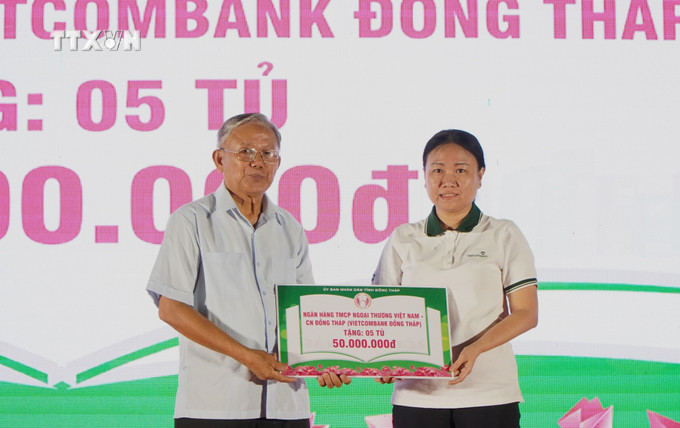 Đơn vị tài trợ tặng tủ sách khuyến học năm 2024. Ảnh: Nhựt An - TTXVN vna_potal_khai_mac_ngay_sach_va_van_hoa_doc_lan_thu_iii_tai_dong_thap_7332779.jpg