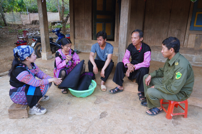 Ông Sùng A Dếnh (thứ 2 từ phải sang) cùng bà con trao đổi tránh xa các hủ tục, tệ nạn xã hội. Ảnh: Hoàng Tâm DSC02071.JPG