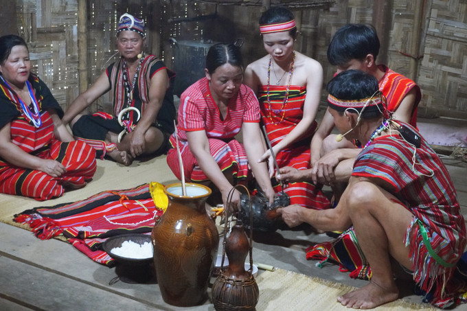 Cô dâu, chú rể cùng cắt tiết gà trống tại nhà cô dâu. Ảnh: Hoàng Tâm 14.JPG