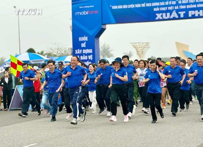 Lãnh Tỉnh ủy, UBND tỉnh, các sở, ban, ngành tham gia chạy hưởng ứng. Ảnh: TTXVN phát vna_potal_quang_binh_hon_1500_nguoi_tham_gia_“ngay_chay_olympic_vi_suc_khoe_toan_dan”_7285436.jpg