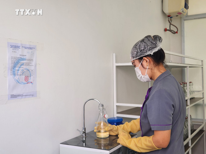 Khách sạn ÊMM Huế đã đầu tư hệ thống lọc nước được chứng nhận kiểm nghiệm để thay thế những chai nước nhựa đóng sẵn. Ảnh: Tường Vi - TTXVN vna_potal_du_lich_viet_nam_nganh_du_lich_hue_no_luc_tao_dot_pha_xanh_7282297.jpg