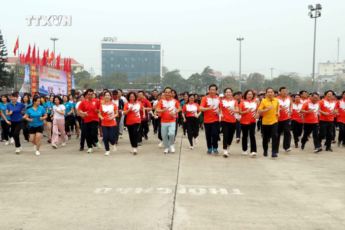 Các vận động viên tham gia Ngày chạy Olympic vì sức khỏe toàn dân. Ảnh: Quang Cường – TTXVN vna_potal_tuyen_quang_phat_dong_ngay_chay_olympic_va_giai_viet_da_tien_phong_nam_2024_7285242.jpg