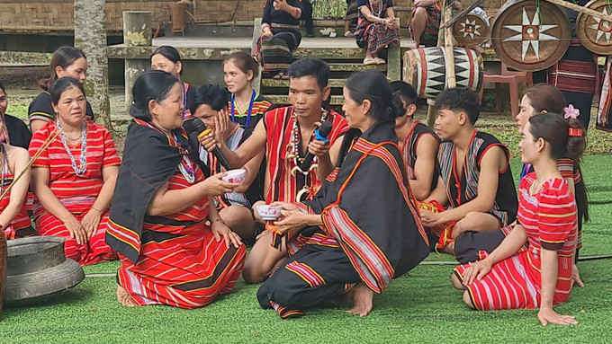 Hai bên gia đình cùng hát giao duyên trong lễ cưới để chúc phúc cho cô dâu, chú rể. Ảnh: Hoàng Tâm 20240623_095410.jpg
