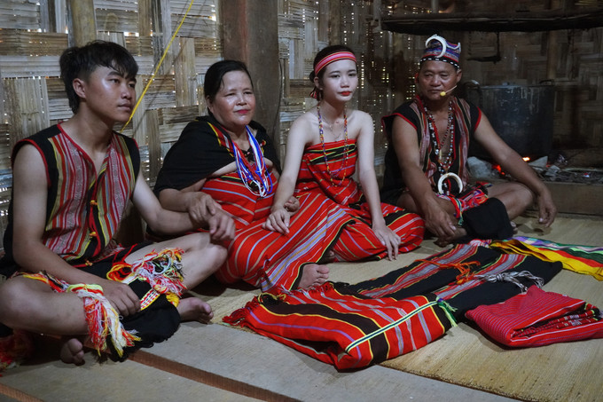 Cô gái được bố mẹ và gia đình căn dặn về phận làm dâu, làm vợ trước khi về nhà chồng. Ảnh: Hoàng Tâm 4.JPG