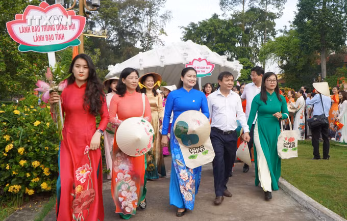vna_potal_134_nam_ngay_sinh_chu_tich_ho_chi_minh_5500_phu_nu_dong_thap_dieu_hanh_ao_dai_“rang_ngoi_sac_sen”__7383895.jpg