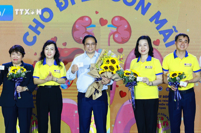 Thủ tướng Phạm Minh Chính đăng ký hiến tặng mô, tạng. Ảnh: Dương Giang - TTXVN vna_potal_thu_tuong_pham_minh_chinh_phat_dong_chuong_trinh_dang_ky_hien_tang_mo_tang_7383942.jpg