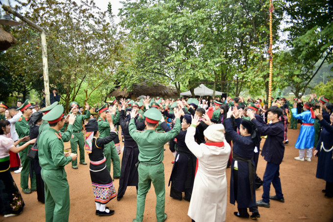Mọi người cùng vui điệu múa xòe trong Ngày hội. Ảnh: Phương Nam PNA_8048.jpg