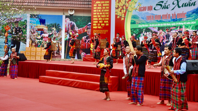 Bà con đồng bào Bru - Vân Kiều với cá bài hát, điệu múa mừng Đảng, mừng Xuân. Ảnh: Hoàng Tâm z5188351519955_c37d09be313342c9bb6ba13af0c14ed8.jpg