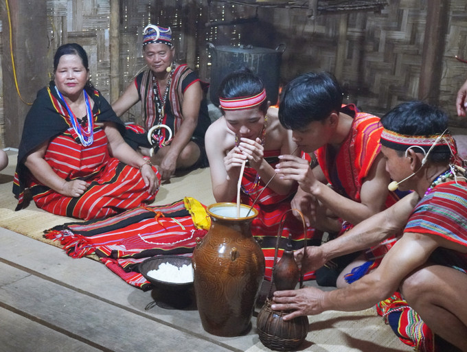 Cô dâu, chú rể cùng uống rượu giao bôi. Ảnh: Hoàng Tâm 15.JPG