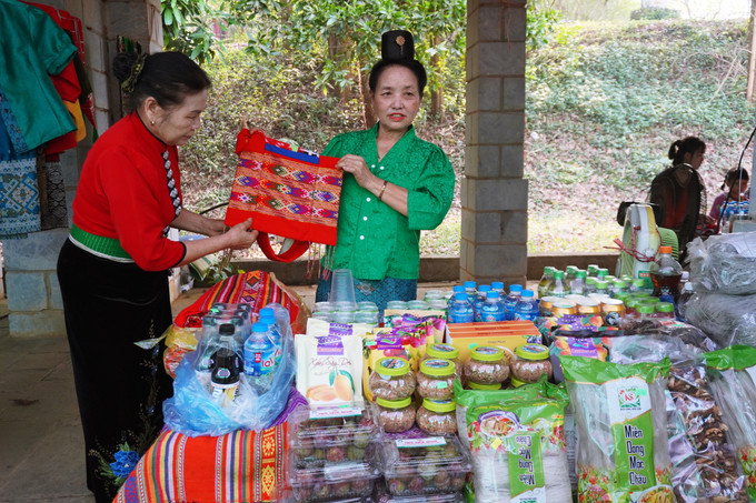 Đồng bào các dân tộc vùng cao mang đến chợ những sản phẩm nông nghiệp hấp dẫn. Ảnh: Lệ Giang DSC00244.JPG