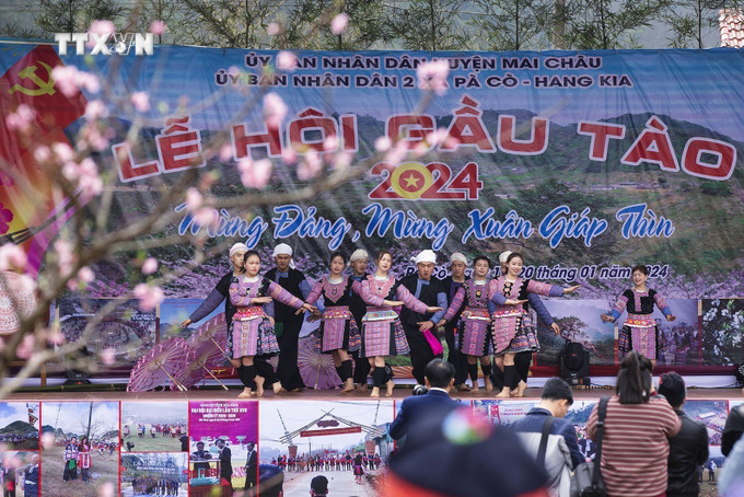 Một tiết mục văn nghệ trình diễn tại Lễ hội Gầu Tào. Ảnh: Trọng Đạt-TTXVN vna_potal_le_hoi_gau_tao_2024_cua_nguoi_mong_o_hoa_binh_7189498.jpg