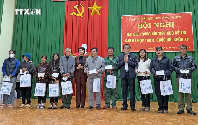 vna_potal_truong_ban_noi_chinh_trung_uong_tiep_xuc_cu_tri_tinh_lam_dong_sau_ky_hop_thu_8_7736897.jpg
