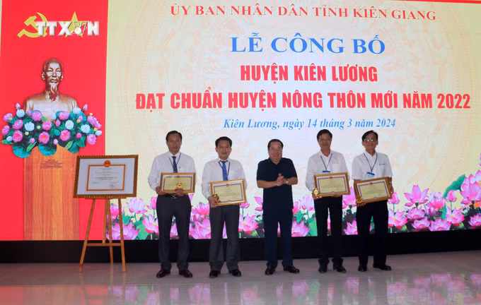 vna_potal_cong_bo_huyen_kien_luong_kien_giang_dat_chuan_nong_thon_moi_7270272.jpg