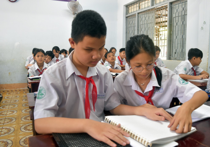 Nguyễn Vũ Duy Anh được bạn bè hỗ trợ rất nhiều trong học tập. Ảnh: Nguyên Dung – TTTXN daklak4.jpg